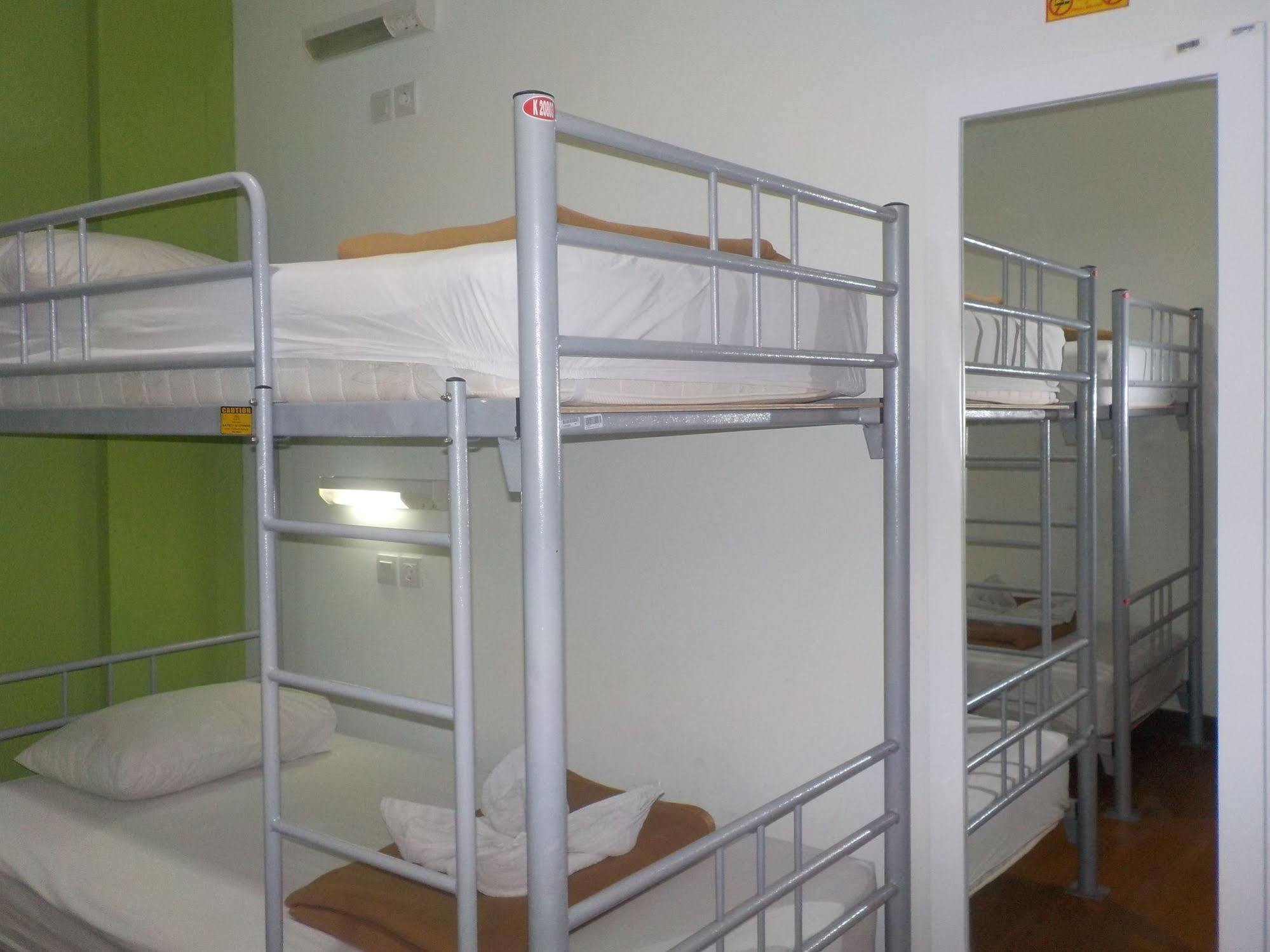 Cx Hostel Kuta Raya Exterior photo
